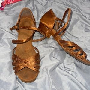 Tan dancing shoes, small heel. Perfect for Latin dance, ballroom dance, jazz